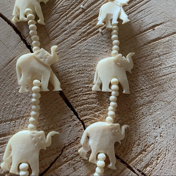 Vintage Elephant Carved Pendant Necklace - Picture 3 of 6